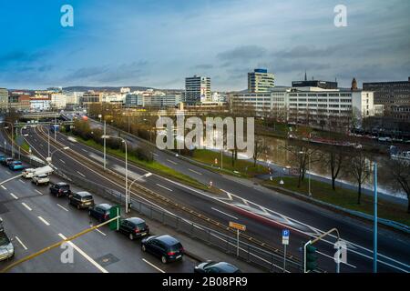 Am 1. Februar 2020 Fahren Unzählige Autos auf Autobahnen durch die stadt saarbrücken mit Wolken, Sonne und blauem Himmel Stockfoto