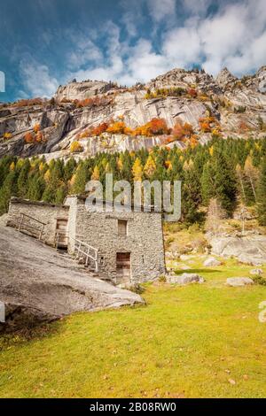 Val di Mello - Valmasino (IT) - typische ländliche Gebäude im Herbst Stockfoto