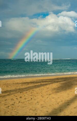 Regenbogen Über dem Ozean von einem Strand auf Oahu Hawaii Stockfoto