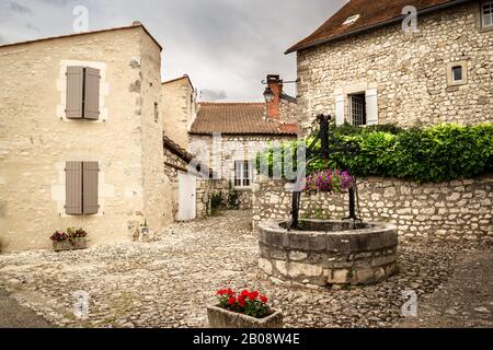 Ein kleiner Platz und ein Brunnen in Charroux, dem historischen Dorf in Allier, Frankreich. Stockfoto