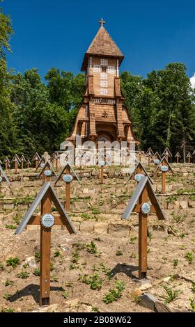 Friedhof Nr. 123 des 1. Weltkriegs, Kapelle und Gräber der polnischen Soldaten der Österreich-ungarischen Armee, die im Jahre 1915 in der Nähe des Dorfes Luzna, Malopolska, Polen, getötet wurden Stockfoto