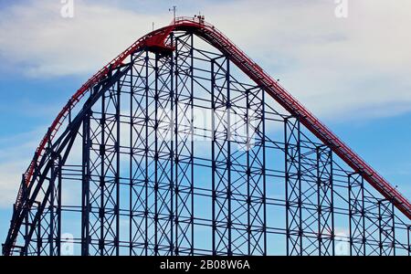 Die aufragende Struktur Des Big One bildet ein starkes Muster in der Skyline von Blackpool Stockfoto