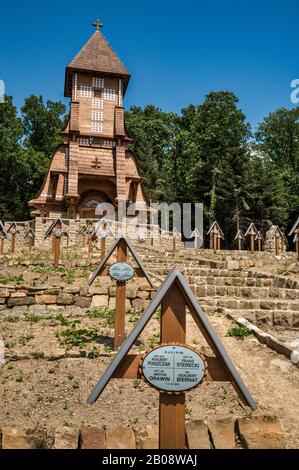 Friedhof Nr. 123 des 1. Weltkriegs, Kapelle und Gräber der polnischen Soldaten der Österreich-ungarischen Armee, die im Jahre 1915 in der Nähe des Dorfes Luzna, Malopolska, Polen, getötet wurden Stockfoto