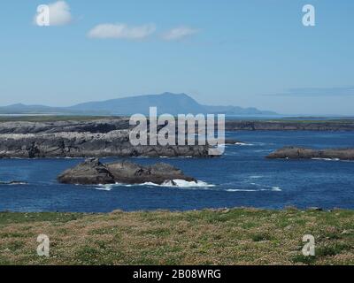 Achill Island, Erris, Co. Mayo, Irland von Doonamoe Point, Gladere aus gesehen. Der Gipfel von Croaghaun steigt aus dem Meer. Stockfoto