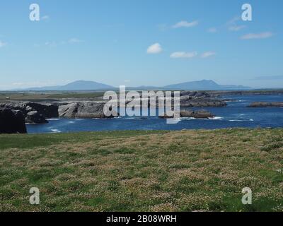 Achill Island, Erris, Co. Mayo, Irland von Doonamoe Point, Gladere aus gesehen. Die beiden Gipfel sind Slievemore (links) und Croaghaun. Stockfoto