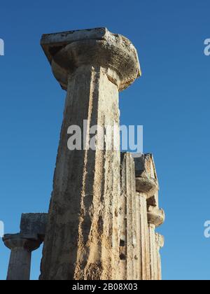 Dorische Säulen des Archaischen Tempels zu Apollo in Korinth, Peloponnes, Griechenland gegen einen blauen Himmel. Jahrhundert v. Chr. erbaut. Stockfoto