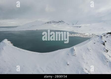 Luftaufnahme des schneebedeckten Mount Kirkjufell im Frühjahr in Island.