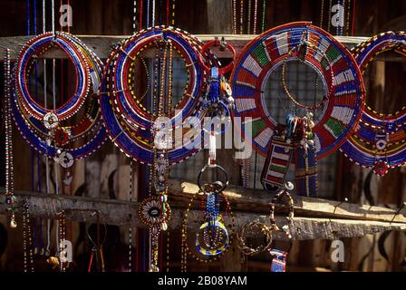 KENIA, NAMANGA, (GRENZSTADT ZU TANSANIA), SOUVENIRSTAND MIT MASAI-BEADWORK-SCHMUCK Stockfoto