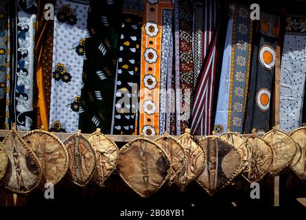 KENIA, NAMANGA, (GRENZSTADT ZU TANSANIA), SOUVENIRSTAND MIT MASAI-ARTEFAKTEN USW. Stockfoto