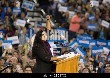 Die sozialistische Alternative Stadtratsmitglied von Seattle Kshama Sawant erhebt ihre Faust, während sie am Montag, 17. Februar 2020, auf einer Kundgebung mit US-Senator Bernie Sanders in Tacoma, Washington spricht. Sanders kandidieren für die demokratische Nominierung 2020 für den präsidenten gegen ein überfülltes Kandidatenfeld. Stockfoto