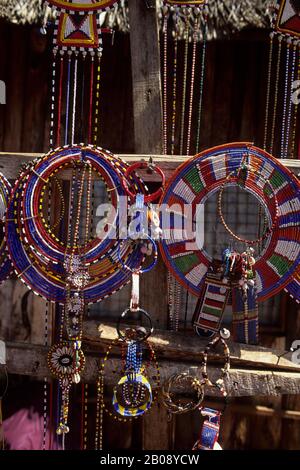 KENIA, NAMANGA, (GRENZSTADT ZU TANSANIA), SOUVENIRSTAND MIT MASAI-BEADWORK-SCHMUCK Stockfoto