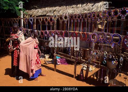 KENIA, NAMANGA, (GRENZSTADT ZU TANSANIA), MASAI-FRAUEN VERKAUFEN SCHMUCK AUS BEADWORK Stockfoto