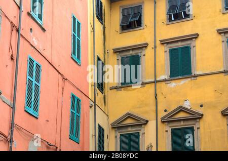 Italienische Architektur und lebendige Malerei auf Gebäude in Pisa, Italien Stockfoto