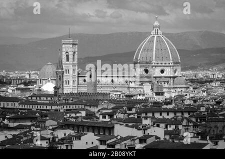 Kathedrale von Santa Maria del Fiore in Florenz, Italien, Europa in schwarz und weiß mit der Sonne Hervorhebung des Gebäudes. Stockfoto