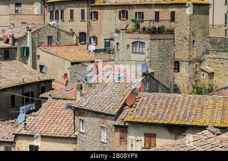 Dicht gedrängte Häuser und Dächer in Volterra in der Toskana in Italien, Europa. Stockfoto