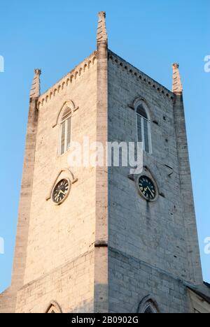 Das Abendlicht über dem Turm der anglikanischen Kathedrale der Christuskirche, die im Jahre 1841 in der nassauischen Innenstadt (Bahamas) erbaut wurde. Stockfoto