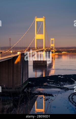 Die erste Severn-Brücke führt die M48 über den Bristol Channel nach Wales. Stockfoto