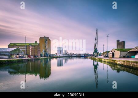 Schärfendocks in Gloucestershire sind eines der landeinwärts am meisten gelegenen Docks in Großbritannien und begannen als Becken, das den Zugang zum Gloucester and Sharpness Canal ermöglicht. Stockfoto