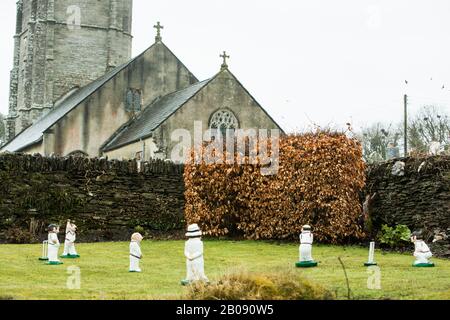 Modelle eines Cricket-Teams in einem Garten in Somerset, England Stockfoto