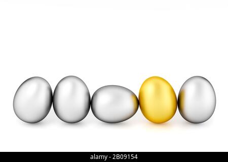 3D-Rendering - Glückliche osterkarte: Ein goldenes Ei zwischen vier silbernen ostereiern in einer Reihe isoliert auf Weiß. Platz für die osternachricht kopieren. Stockfoto