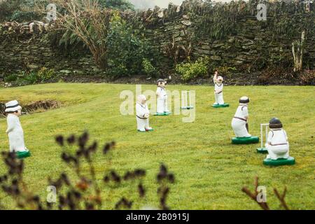 Modelle eines Cricket-Teams in einem Garten in Somerset, England Stockfoto