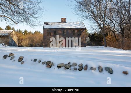 Jacob Whittemore House entlang des Battle Road Trail im Minute Man National Historical Park in Lexington, Massachusetts während der Wintermonate. Gebaut Stockfoto