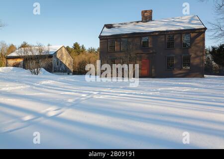 Jacob Whittemore House entlang des Battle Road Trail im Minute Man National Historical Park in Lexington, Massachusetts während der Wintermonate. Gebaut Stockfoto