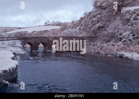 Infrarotbild der alten Lanacre (Lanacre) Brücke über den Fluss Barle bei Withypool im Exmoor-Nationalpark, Somerset, England Stockfoto