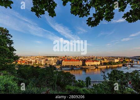 Prag/Tschechien - 23. Mai 2019: Malerischer Blick auf das Stadtbild und die Moldau an einem sonnigen Abend mit blauem und rosafarbenem Sonnenuntergang. Stockfoto