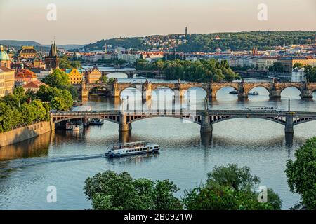 Prag/Tschechien - 23. Mai 2019: Malerische Sicht auf das Stadtbild, die Vltava- und Karlsbrücke, Manes- und Jirasek-Brücken über das Wasser. Stockfoto