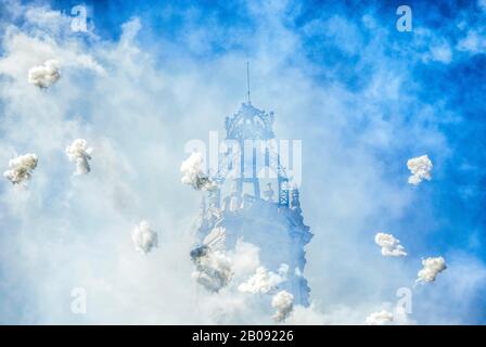 Mascleta-Feuerrecker und das Rathaus von Valencia während des Fallas Festivals in Spanien. Stockfoto