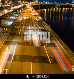 Bewegungsunschärfe, Seoul Highway in der Nacht, koreanisches Nachtleben. Von der Brücke aus, Südkorea, geschossen Stockfoto
