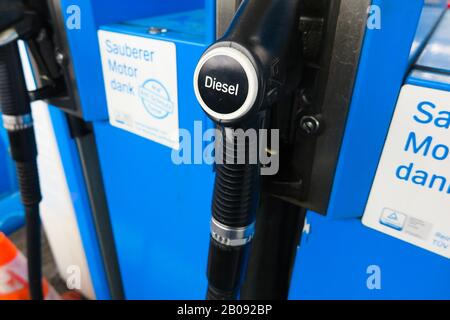 Viersen, Deutschland - 19. Februar. 2020: Nahaufnahme der Dieseldüse an der blauen Kraftstoffpumpe Stockfoto