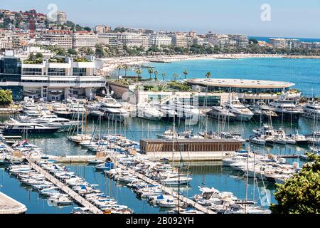 Blick Auf Die Luxuriösen Yachts Und Boote Im Hafen Von Cannes Am Mittelmeer Stockfoto