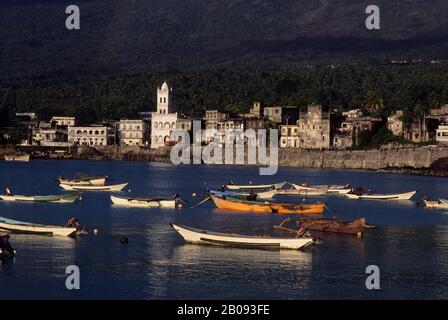 COMORO ISLAND, GRAND COMORE, MORONI, BLICK AUF DIE STADT MIT FISCHERBOOTEN IM VORDERGRUND Stockfoto