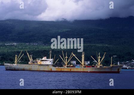 KOMORO-INSELN, GRAND COMORE, MORONI, POLNISCHER FRACHTER VOR ANKER Stockfoto