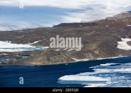 Blick über das schmelzende Meereis auf einen sich zurückziehenden Gletscher auf der James-Ross-Insel von Devil Island, abseits der NE-Spitze der antarktischen Halbinsel. Stockfoto