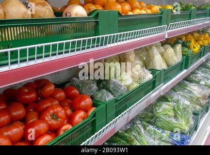 Theke mit verschiedenen bunten frischen Früchten und Gemüse im Lebensmittelgeschäft Stockfoto