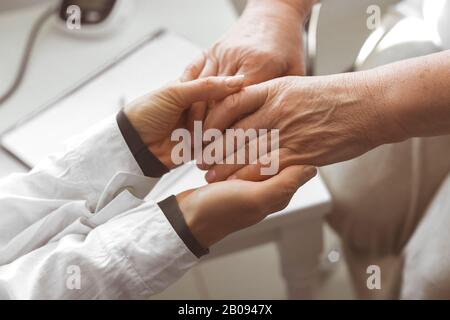 Hände einer reifen Frau oder Pflegekraft. Nahaufnahme. Stockfoto