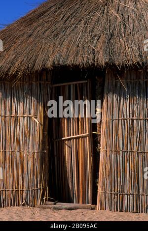 BOTSWANA, OKAVANGO-DELTA, INSEL JEDIBE, DORF JEDIBE, HÜTTE REED, TÜR Stockfoto