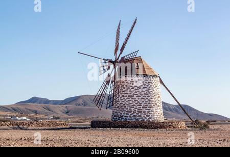 Traditionelle Windmühle auf der Insel Fuerteventura, Kanarische Inseln Stockfoto