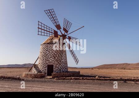 Traditionelle Windmühle auf der Insel Fuerteventura, Kanarische Inseln Stockfoto