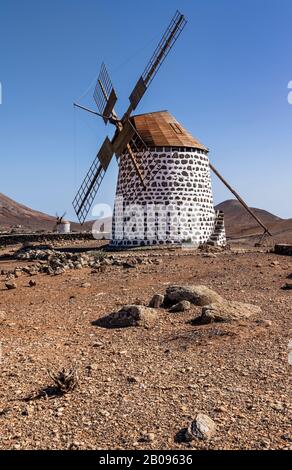 Traditionelle Windmühle auf der Insel Fuerteventura, Kanarische Inseln Stockfoto