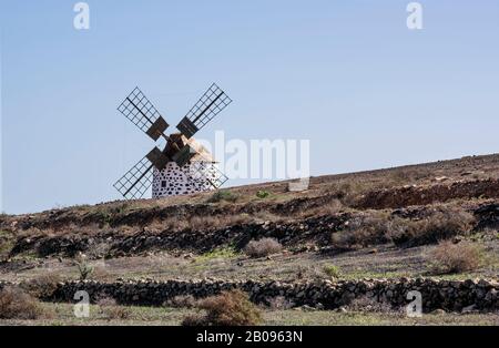 Traditionelle Windmühle auf der Insel Fuerteventura, Kanarische Inseln Stockfoto