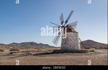 Traditionelle Windmühle auf der Insel Fuerteventura, Kanarische Inseln Stockfoto