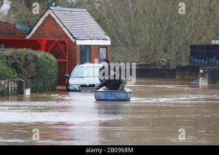 Überschwemmungen bei Maisemore im ländlichen Gloucestershire, nachdem Sturm Dennis den Fluss Severn dazu brachte, seine Ufer zu durchbrechen und zahlreiche ländliche Gemeinden in zu überschwemmen Stockfoto