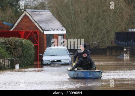 Überschwemmungen bei Maisemore im ländlichen Gloucestershire, nachdem Sturm Dennis den Fluss Severn dazu brachte, seine Ufer zu durchbrechen und zahlreiche ländliche Gemeinden in zu überschwemmen Stockfoto