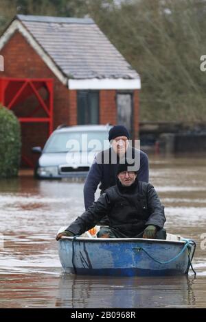 Überschwemmungen bei Maisemore im ländlichen Gloucestershire, nachdem Sturm Dennis den Fluss Severn dazu brachte, seine Ufer zu durchbrechen und zahlreiche ländliche Gemeinden in zu überschwemmen Stockfoto