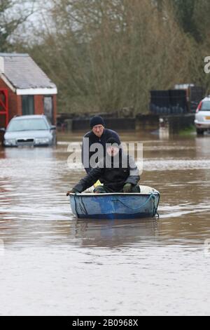 Überschwemmungen bei Maisemore im ländlichen Gloucestershire, nachdem Sturm Dennis den Fluss Severn dazu brachte, seine Ufer zu durchbrechen und zahlreiche ländliche Gemeinden in zu überschwemmen Stockfoto