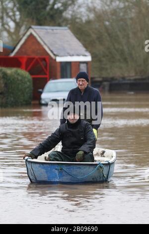 Überschwemmungen bei Maisemore im ländlichen Gloucestershire, nachdem Sturm Dennis den Fluss Severn dazu brachte, seine Ufer zu durchbrechen und zahlreiche ländliche Gemeinden in zu überschwemmen Stockfoto